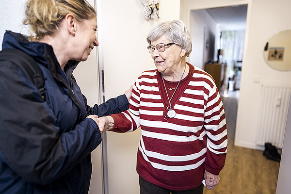 J&uuml;ngere und &auml;ltere Frau begr&uuml;&szlig;en sich.